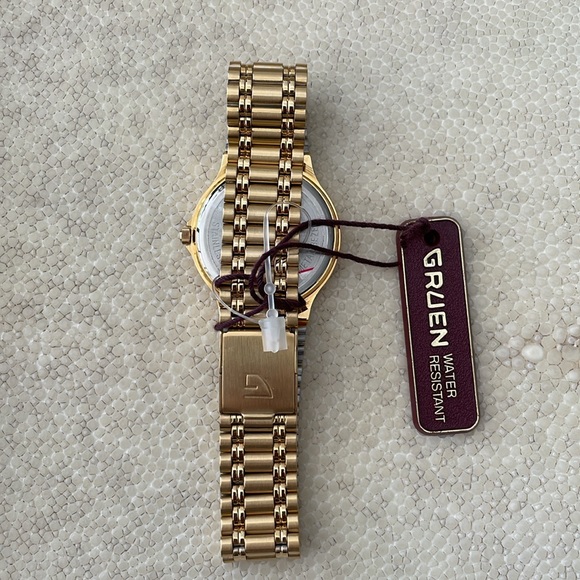 New! Vintage Gruen Quartz Watch w/ Diamond Marker - Picture 8 of 16